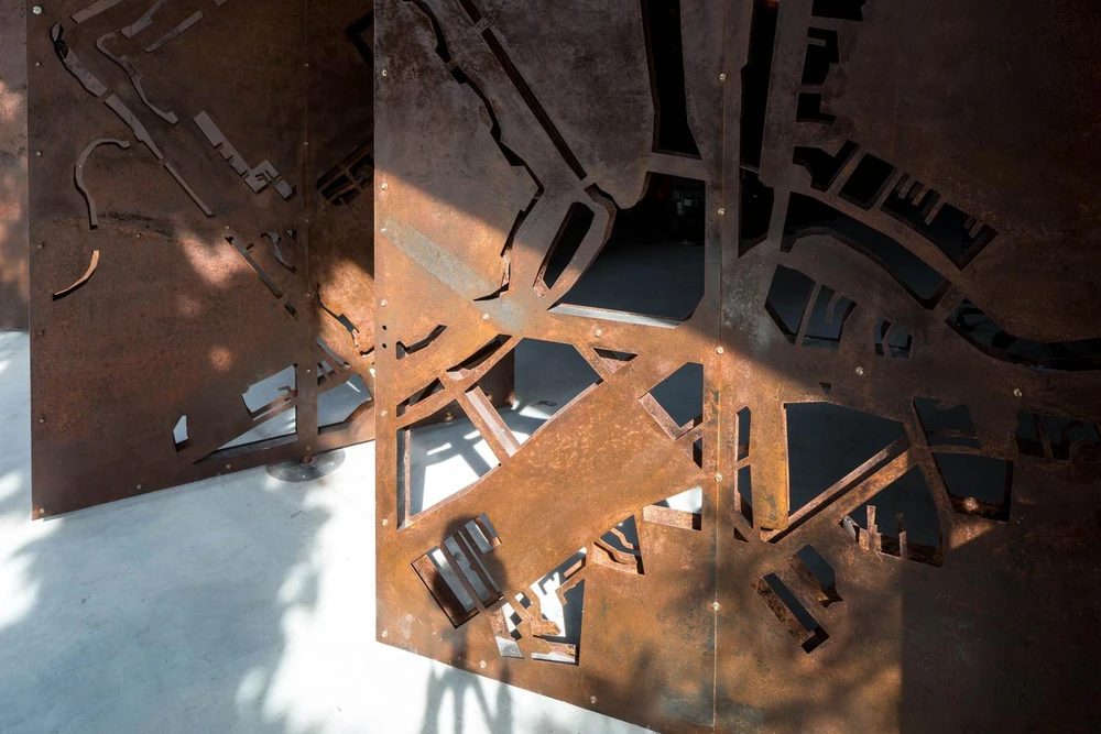 Sử dụng cửa bằng thép gỉ là cách kiến trúc sư khiến công trình thêm độc, lạ