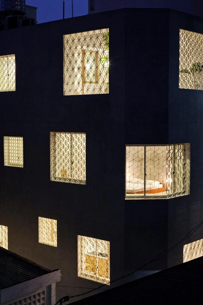 Kiến trúc sư của SANUKI DAISUKE architects thiết kế ngôi nhà có hình dáng đơn giản. Diện tích được tận dụng tối đa và có nhiều ô cửa mở ra phía ngoài.