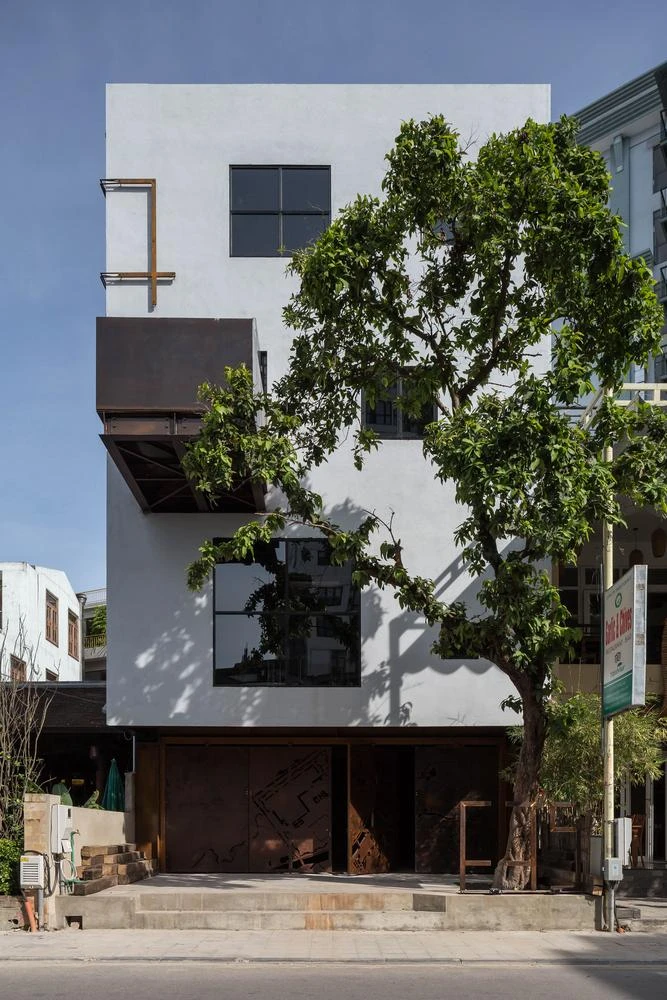 Kiến trúc sư trổ nhiều ô cửa sổ ở mặt tiền nhằm tạo nên sự khác biệt, đồng thời công trình có độ thoáng mát.