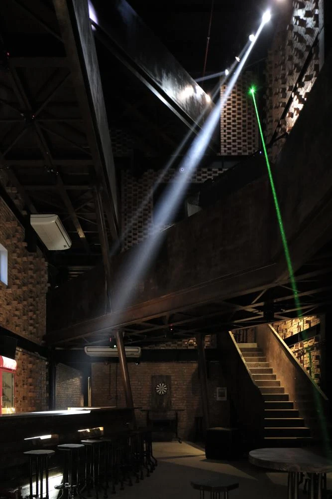 Phần ngoại thất đơn giản nhưng bên trong lại mở ra không gian ảo diệu, thô mộc.