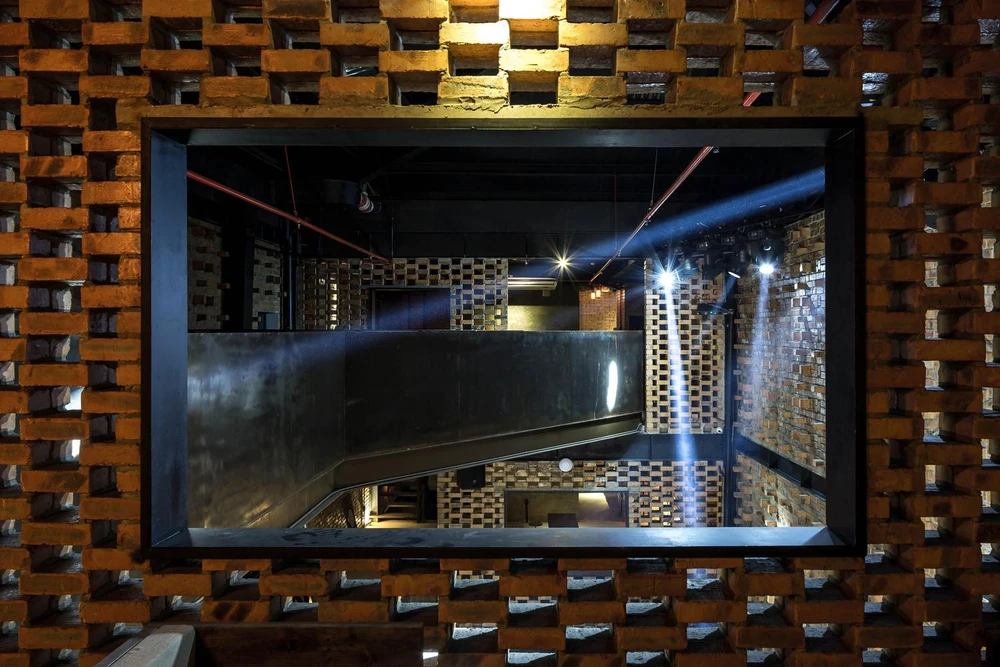 Những viên gạch thô xếp so le nhau, khi đèn lên tạo nên hiệu ứng ánh sáng.