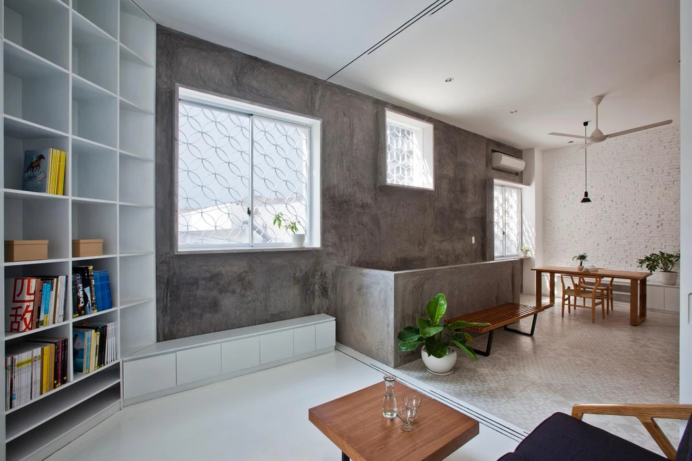 Nhiều ô hở có độ sâu từ 50 cm – 80 cm được trang bị đồ nội thất và kệ.