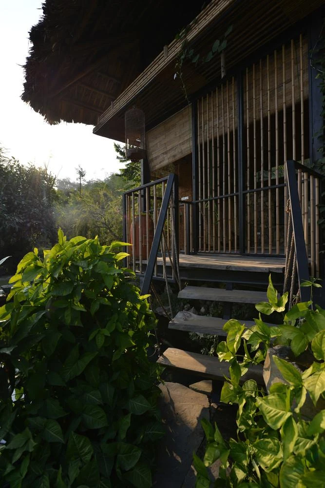 Ngôi nhà có một tầng trệt và một tầng áp mái.