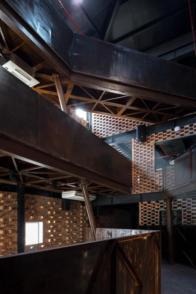 Không gian nội thất bên trong với những tổ hợp thép gỉ, bê tông và gạch mang đến sự thô mộc.