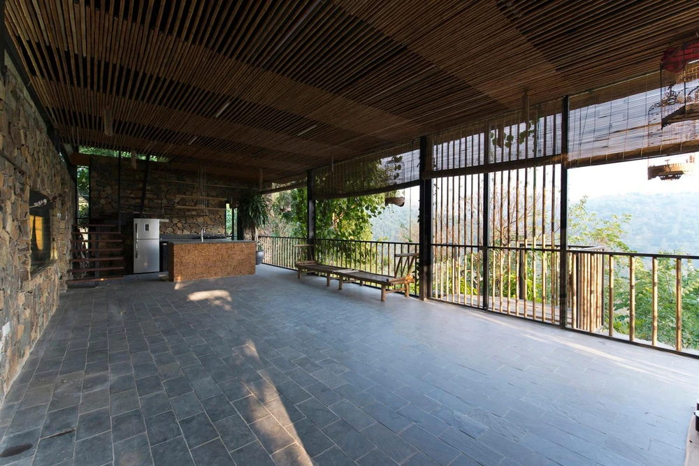 Tầng trệt có diện tích 70 m² bao gồm phòng khách, phòng ăn, bếp liên thông và một phòng vệ sinh.