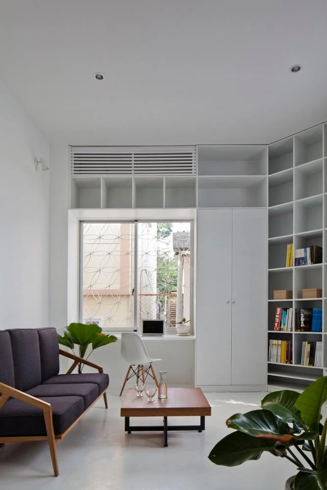 Kiến trúc sư thiết kế nhiều góc nhìn ra hẻm từ các ô hở để trở thành một phần của không gian nội thất trong ngôi nhà này.
