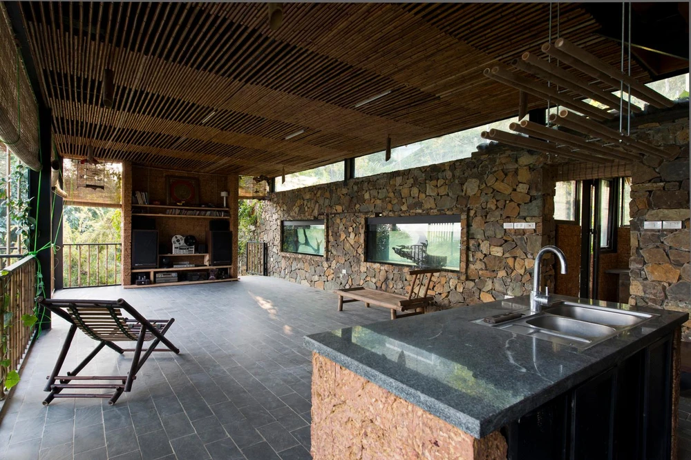 Không gian tầng một được nâng lên giúp chủ nhà có thể ngắm toàn bộ cảnh quan xung quanh, ngăn ngừa côn trùng gây hại và không khí luôn đối lưu.