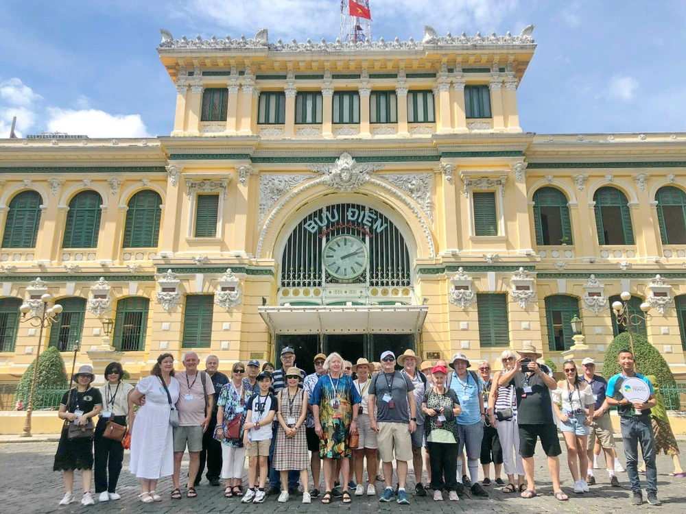 TP.HCM là điểm đến đầu tiên trong hành trình của đoàn khách này.