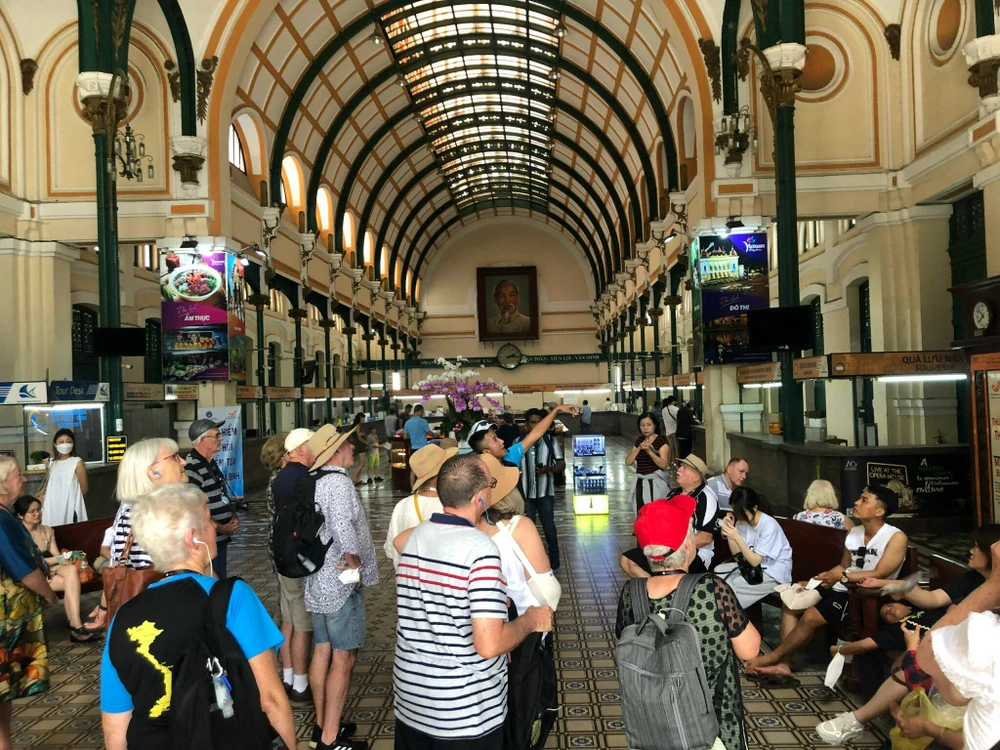 Đoàn 30 khách quốc tịch Úc tham quan Bưu điện TP.