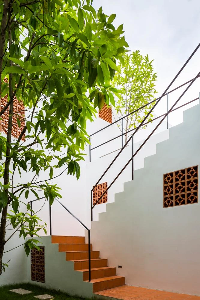 Cây xanh bố trí tại nhiều khoảng trống của công trình.