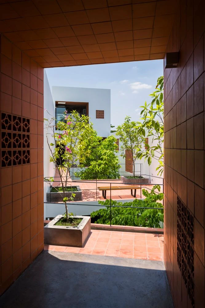 Cách thiết kế mặt tiền và không gian bên ngoài trong sân tạo thông gió tự nhiên, làm mát thụ động bằng cách che nắng, đồng thời tăng cường an ninh cho người ở.