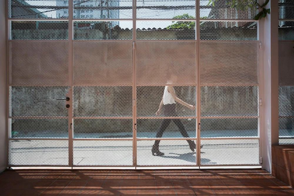 Khu đất có hình dạng hơi cong độc đáo với tổng chiều dài khoảng 40 m.