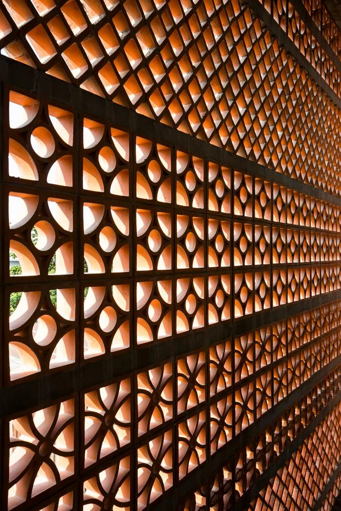 Gạch đất nung nhiều hoa văn ở mặt tiền.