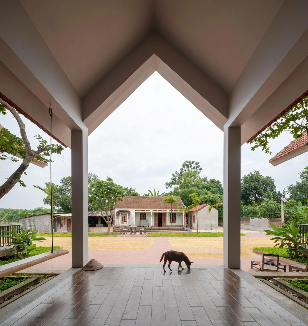 Một không gian không thể thiếu đấy chính là khoảng sân lớn trước nhà.