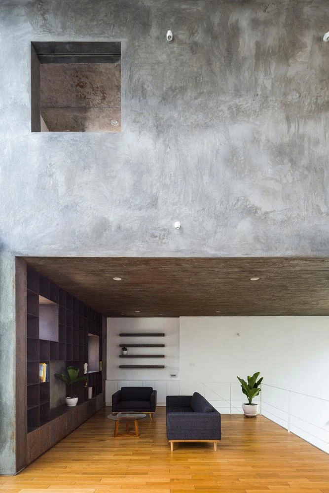 Không gian bên trong và bên ngoài, tường nội thất và ngoại thất đều không sơn mà quét dầu chống thấm.