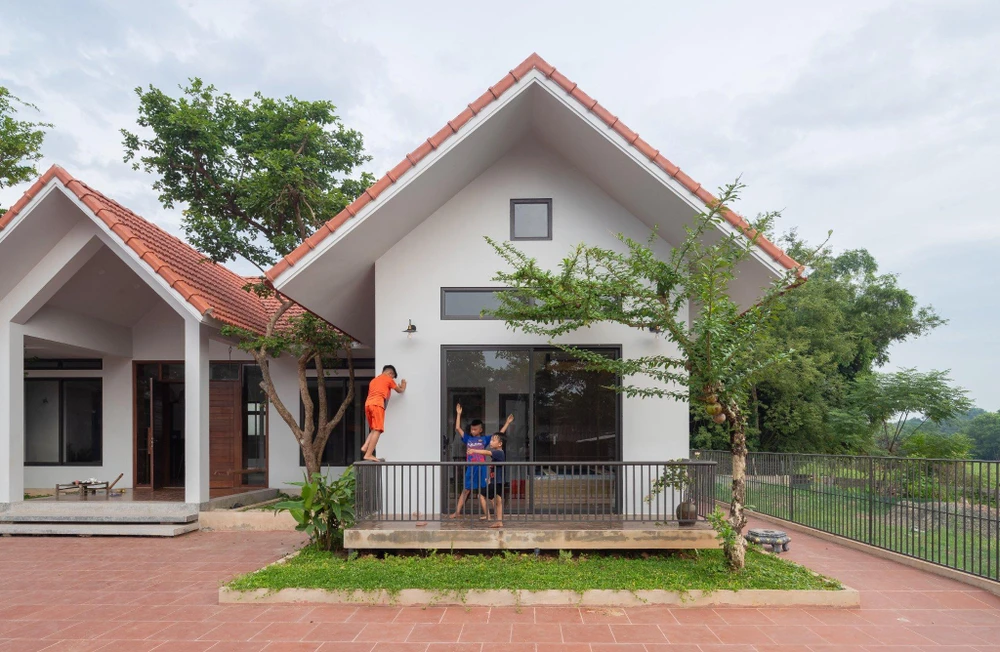 Ngoài ra, hai khoảng hiên riêng tư hai bên dành cho không gian ngủ của gia đình.