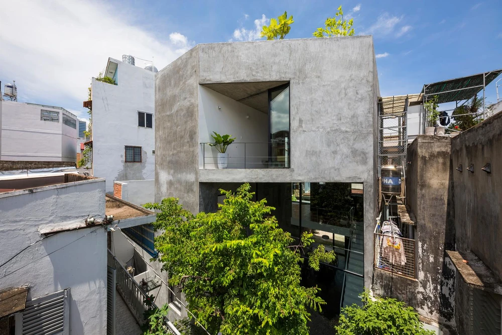 Nhằm mang ánh sáng tối đa vào trong mà không làm nhà bị nóng, kiến trúc sư đã cho cắt một số góc của khối nhà theo hướng di chuyển của mặt trời.