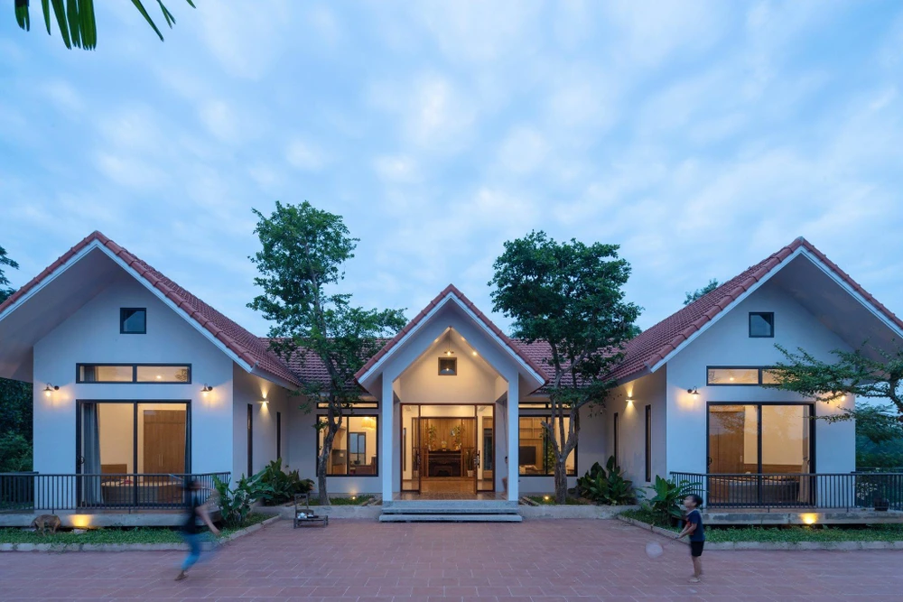 Bằng việc vận dụng những nguyên tắc tổ chức không gian truyền thống, kiến trúc sư Nguyễn Khắc Phước (Nguyen Khac Phuoc Architects) đã tạo ra một ngôi nhà là một mô hình tiếp nối tinh thần bản địa, tiện nghi với xu hướng thời đại ngày nay.