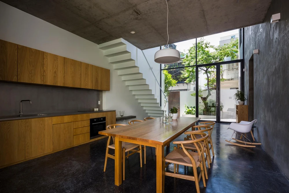 Ở tầng một, từ cửa vào là không gian chung, bếp và bàn ăn.