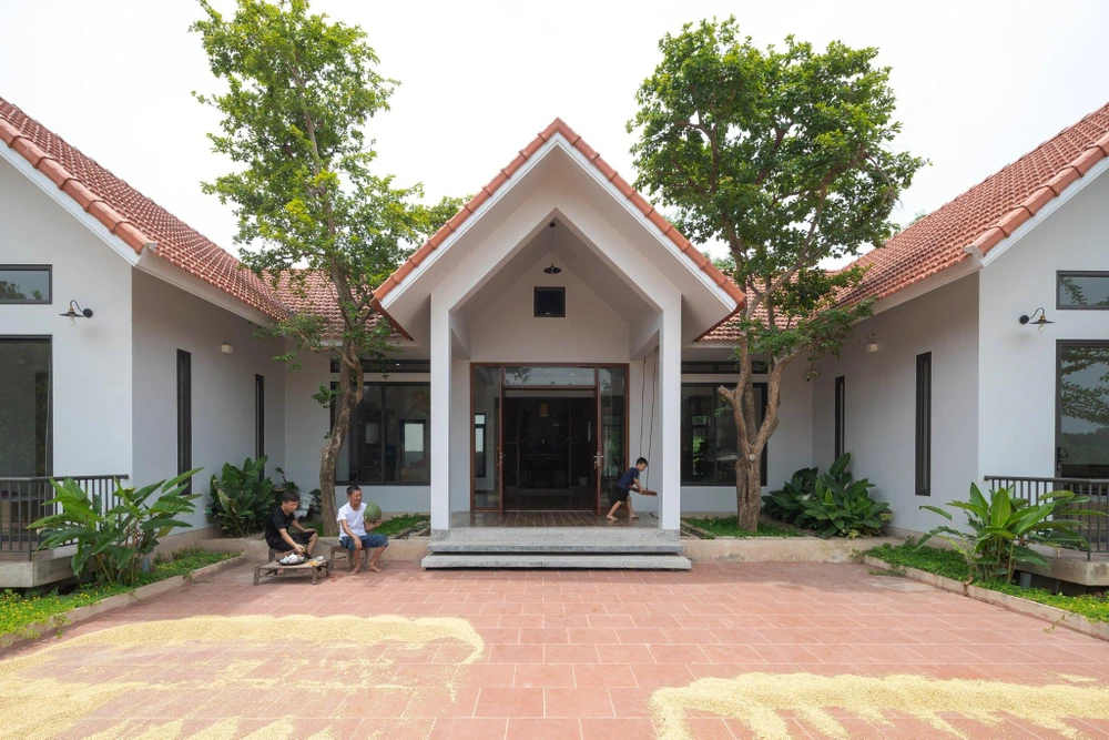 Hệ mái ngói đỏ truyền thống cân đối được làm ngôn ngữ chính cho ngôi nhà.