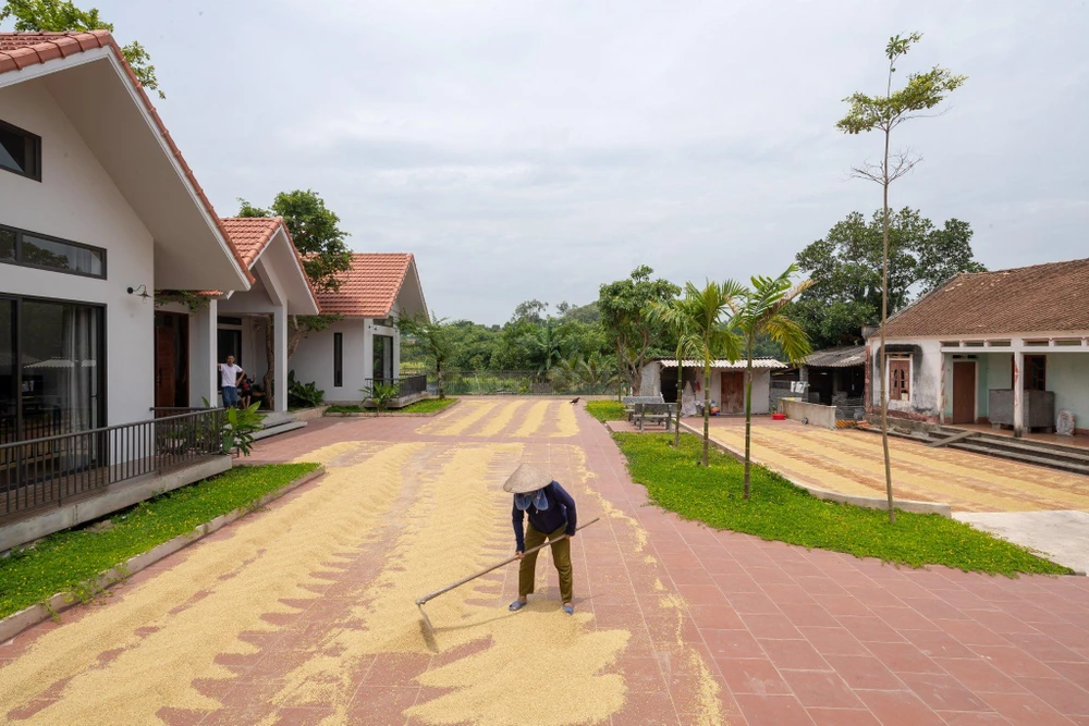 Ngôi nhà có ba khoảng hiên gồm một khoảng hiên chính giữa làm không gian chuyển tiếp giữa trong và ngoài.