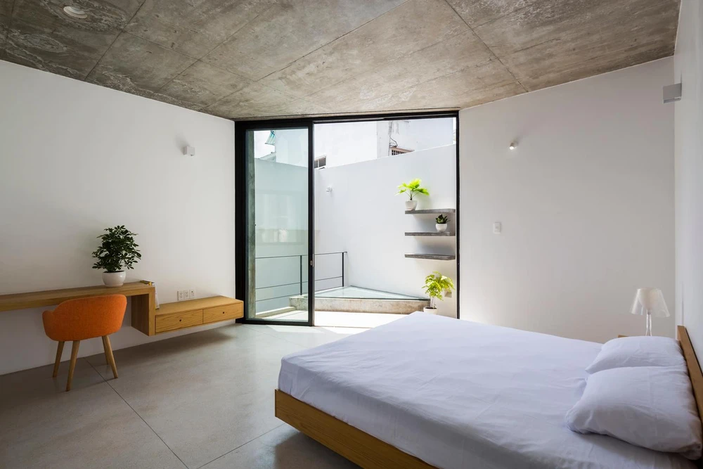 Phòng ngủ ở các tầng đón nắng tạo sự thông thoáng.