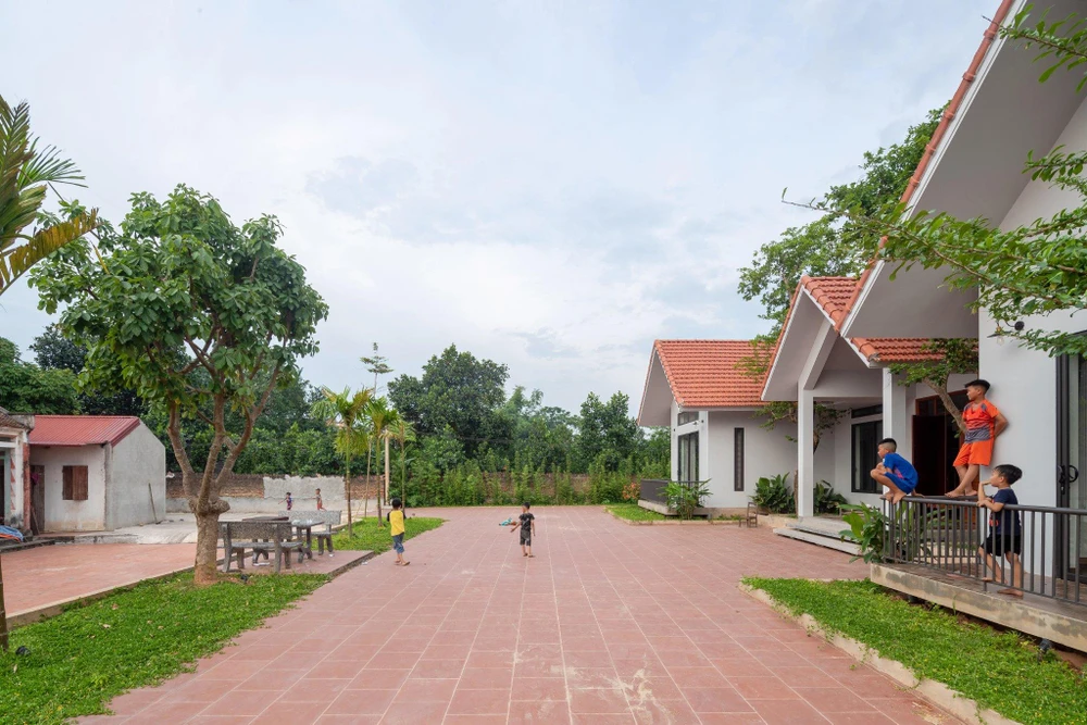 Khoảng hiên lớn là nơi có thể nghỉ ngơi hóng mát, quây quần giao lưu.