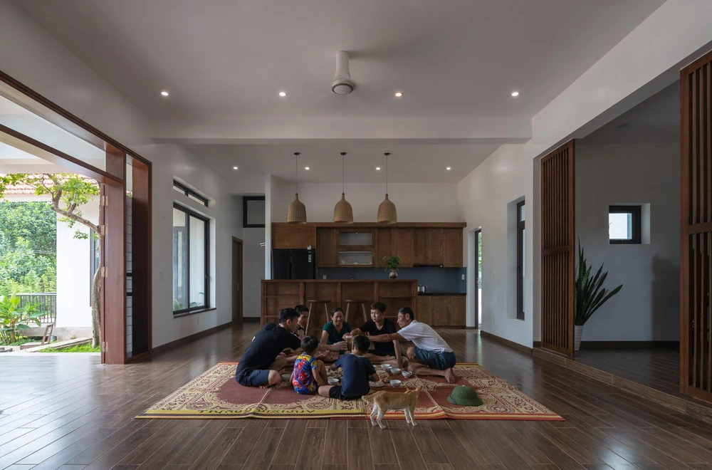 Kết nối liên thông gồm không gian bếp nấu và tiếp khách thành một không gian chung lớn.