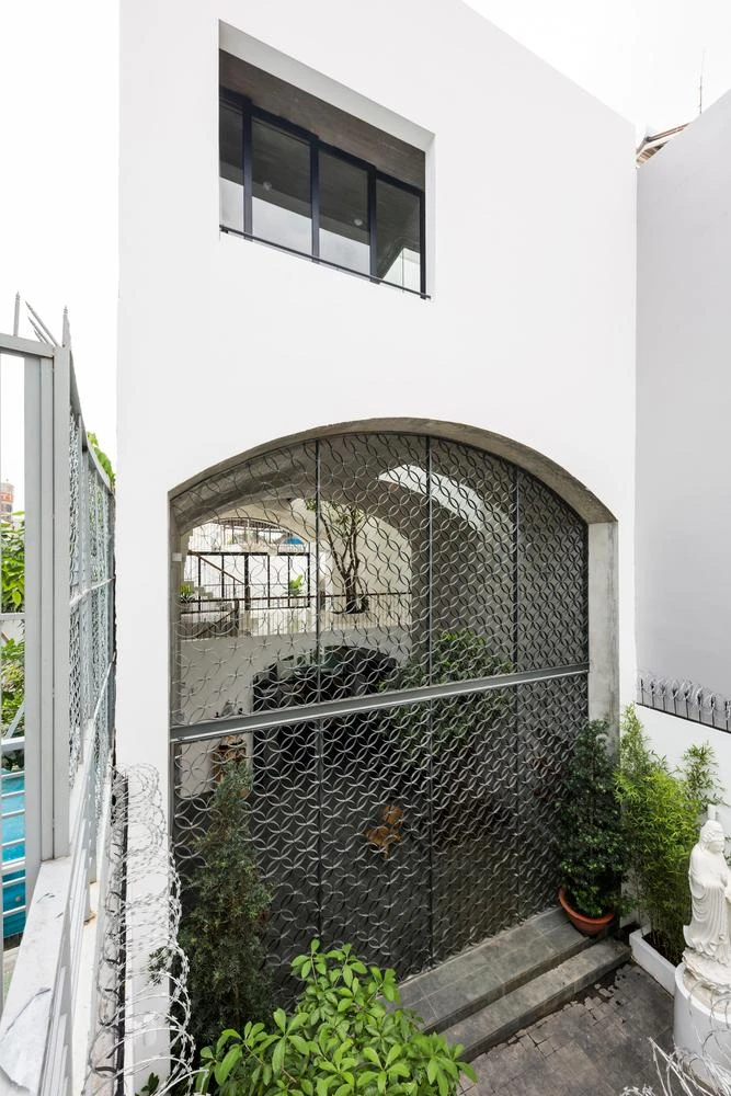 Dù ngôi nhà nằm trong khu dân cư chật hẹp ở TP.HCM nhưng kiến trúc sư Sanuki Daike Achitects thiết kế nhiều không gian ngoài trời tạo nên một không gian sống rộng mở và phong phú.