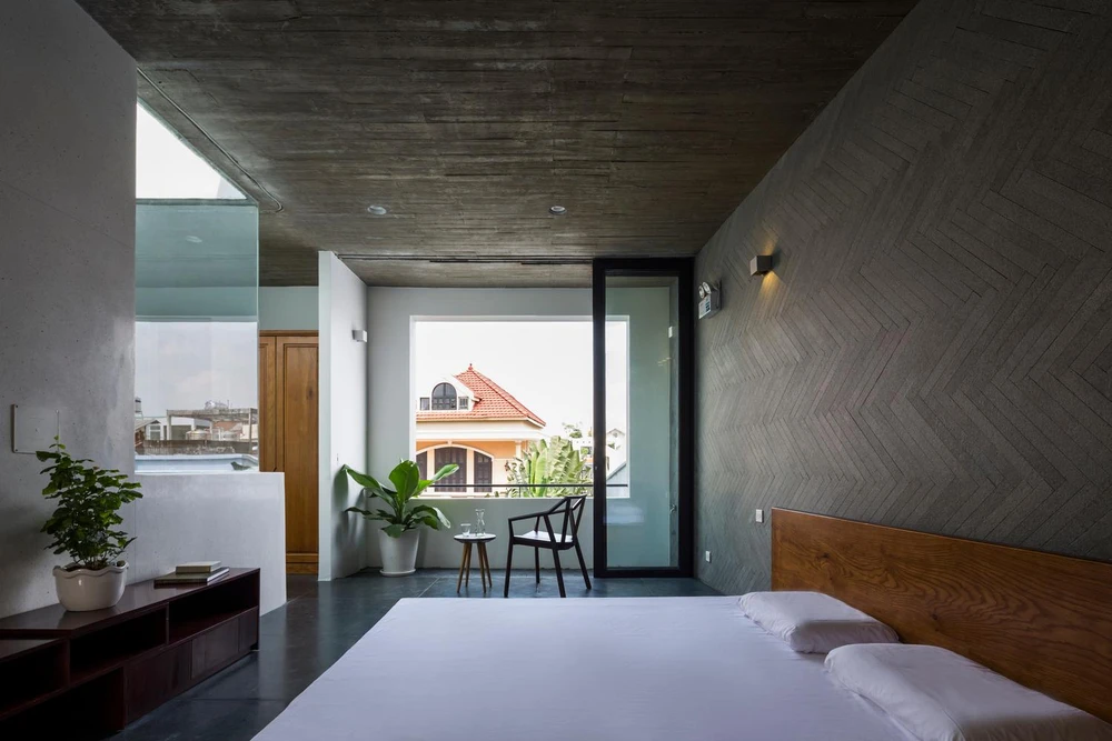 Gia chủ chỉ muốn có hai phòng ngủ cho ngôi nhà này, kiến trúc sư đã quyết định nâng hai phòng ngủ riêng và phòng thờ lên tầng ba.