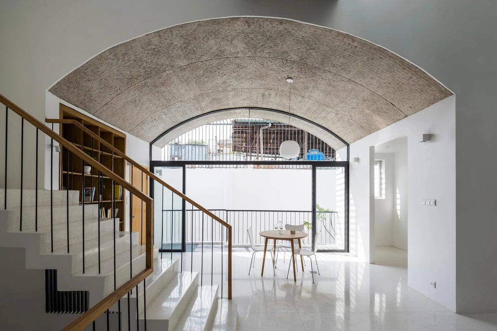 Luồng gió có thể thổi từ phía trước ra phía sau khi cửa trượt mở ra, mang đến cảm giác như ở ngoài trời.