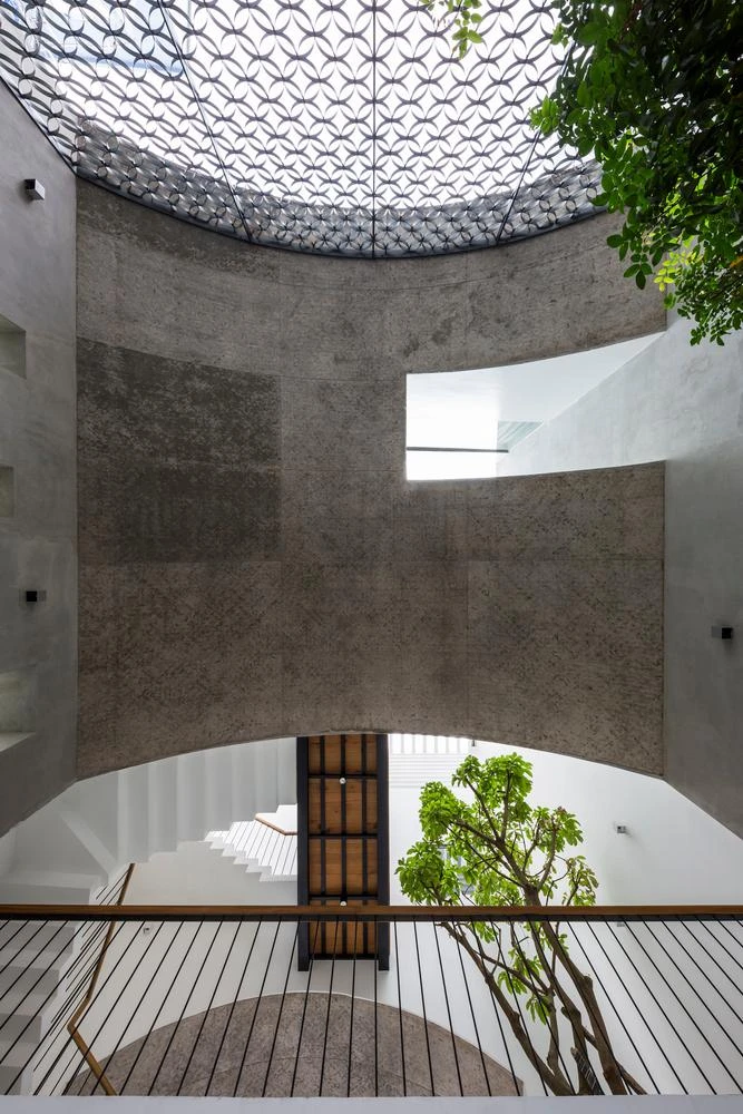 Khoảng không gian ngoài trời được ngăn cách với bên ngoài chỉ bằng một tấm lưới thép. Theo đó, ánh sáng, mưa và gió có thể vào nhà.