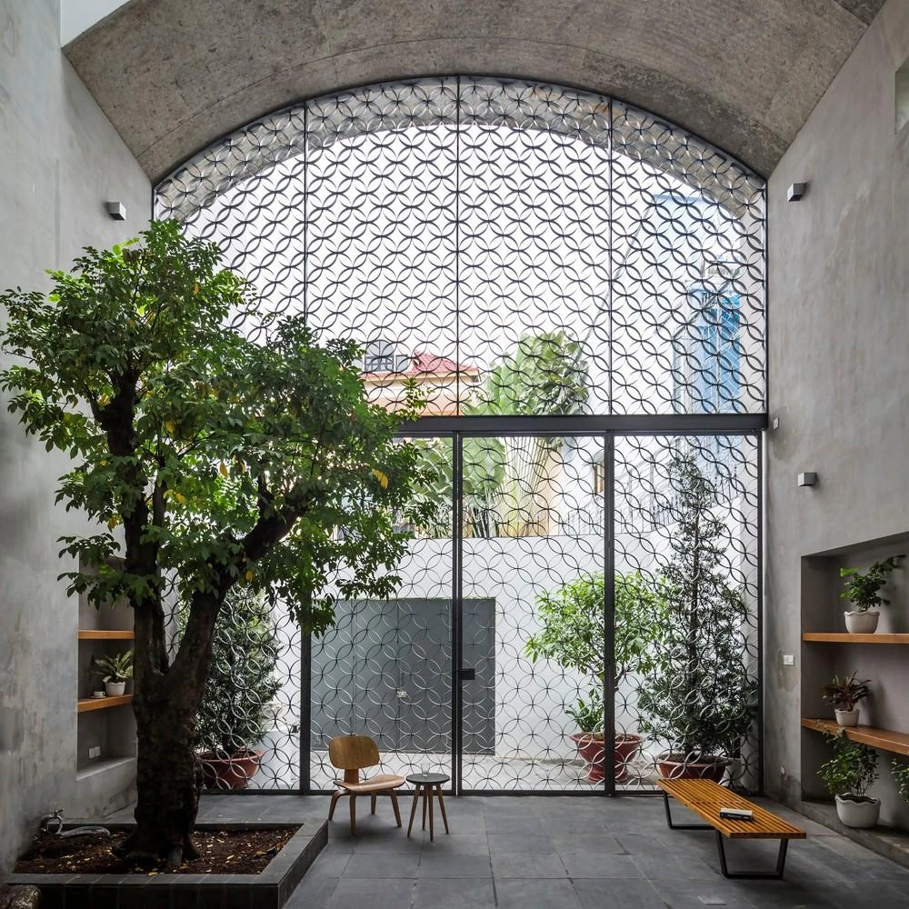 Ngôi nhà được tạo thành từ ba khối hộp được khoét rỗng theo hình vòm bao quanh phòng làm việc và phòng khách giống như các khối nhà.