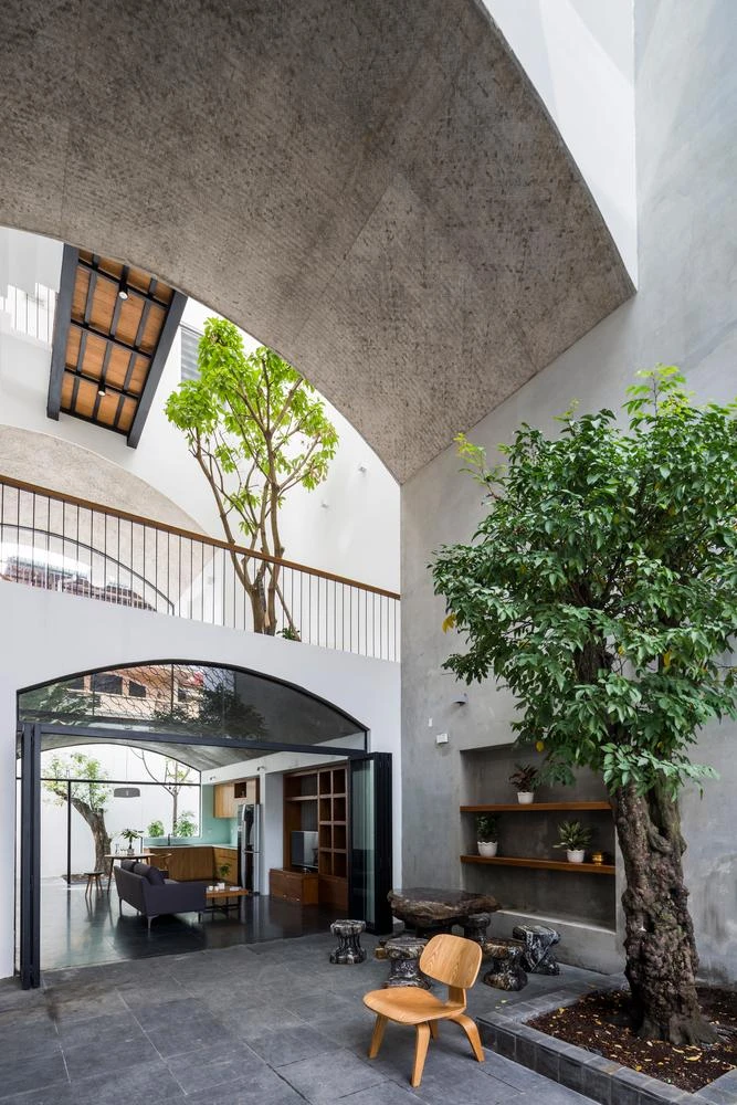 Tầng một và tầng hai là không gian ngoài trời thay vì kiến trúc sư tạo sân vườn phía trước.