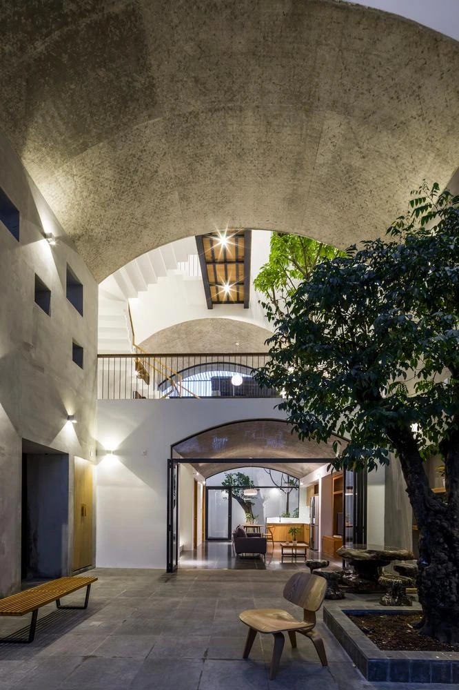 Không gian vòm lớn được kết nối với một không gian vòm khác bao gồm không gian bếp và phòng ăn thông qua một cửa xếp.