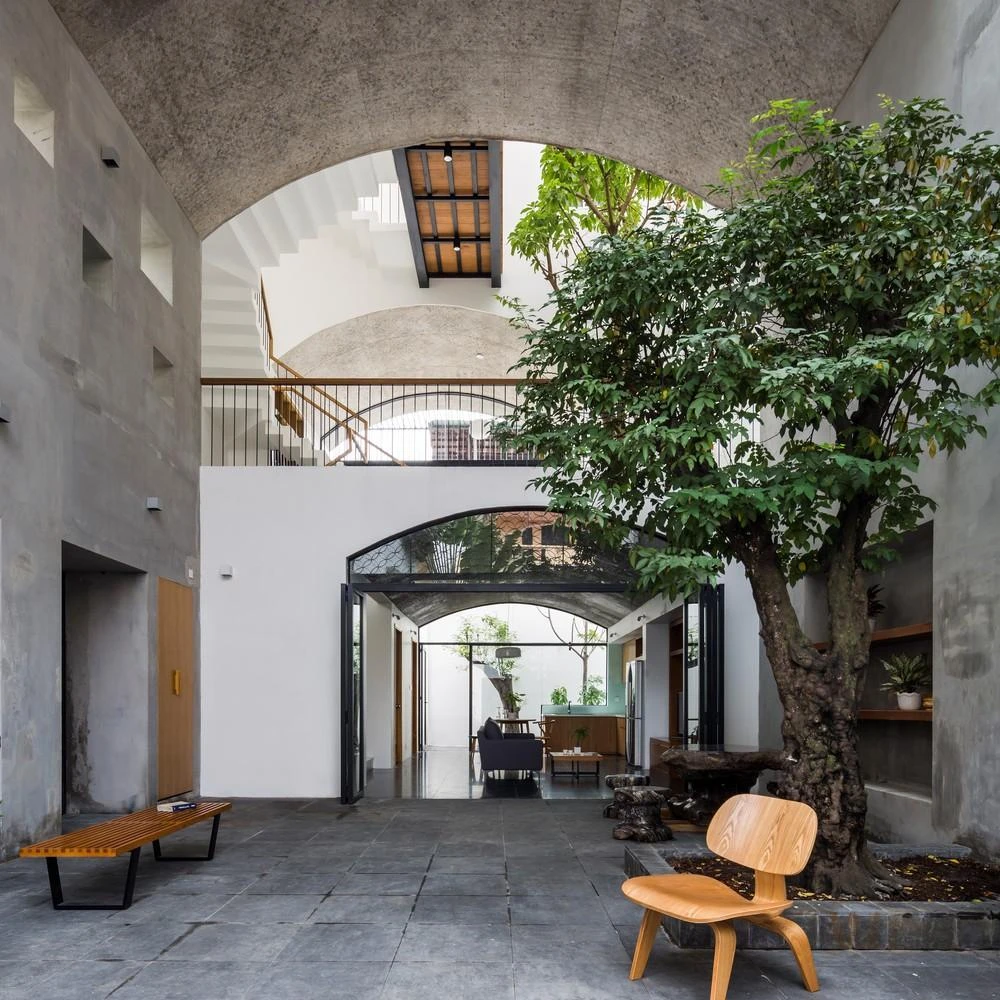 Không gian vòm lớn nhất trở thành lối vào tạo thành không gian sinh hoạt ngoài trời cho ngôi nhà.