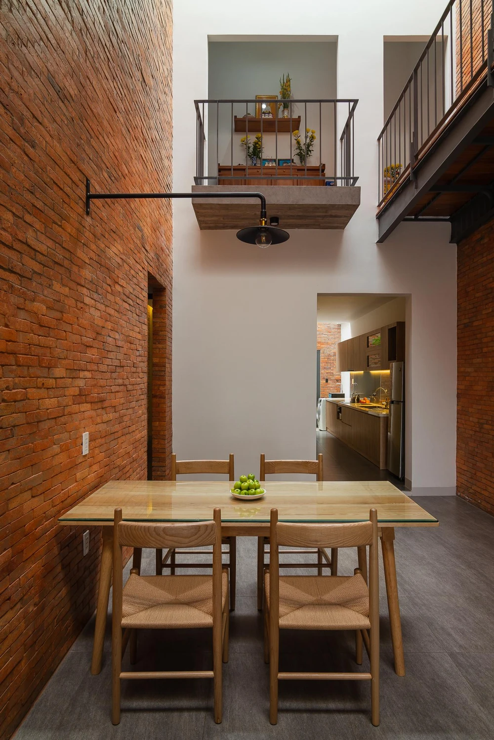 Kiến trúc sư bố trí bàn thờ trên ban công hướng ra mặt tiền của ngôi nhà.