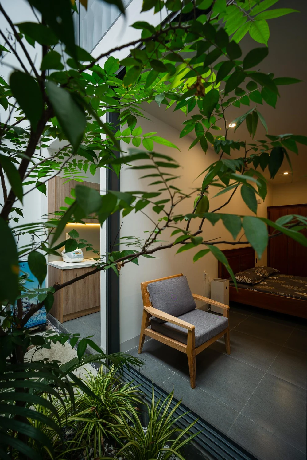 Ngôi nhà được thiết kế với những không gian đóng, mở xen kẽ nhau, hai khối đóng cho phòng ngủ và các không gian phụ trợ.