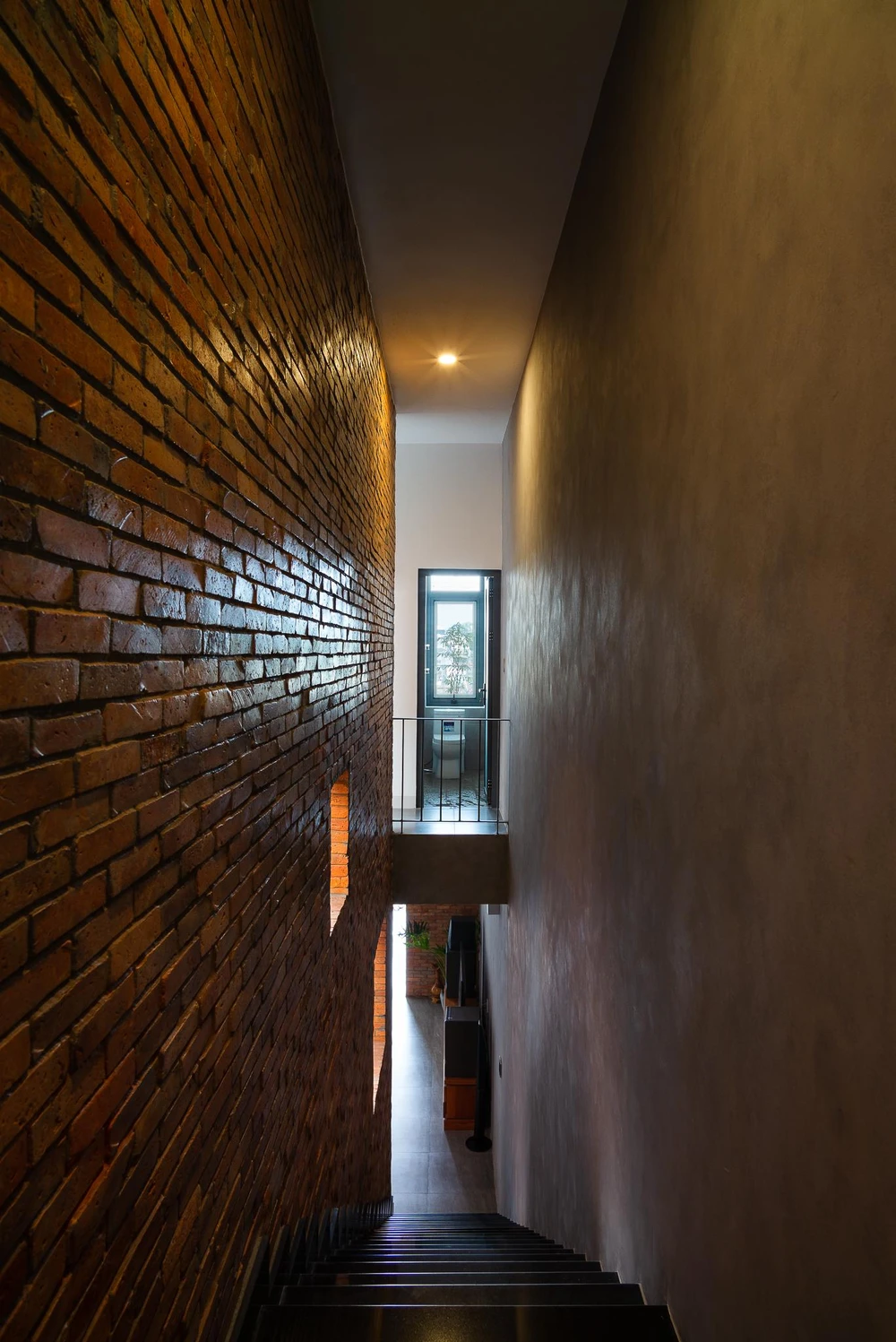 Để kết nối hai hộp, kiến trúc sư thiết kế một cây cầu thép thay vì một hành lang bê tông.