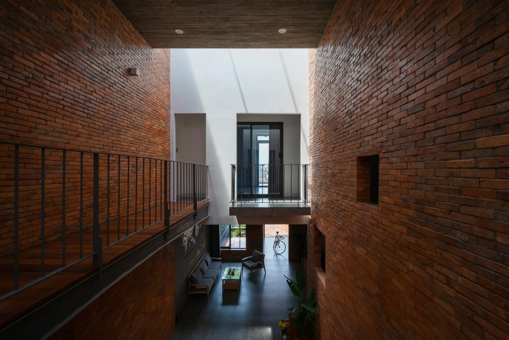 Hai giếng trời phía trên hai ban công ở khoảng không gian rộng để lấy ánh sáng tự nhiên vào nhà.