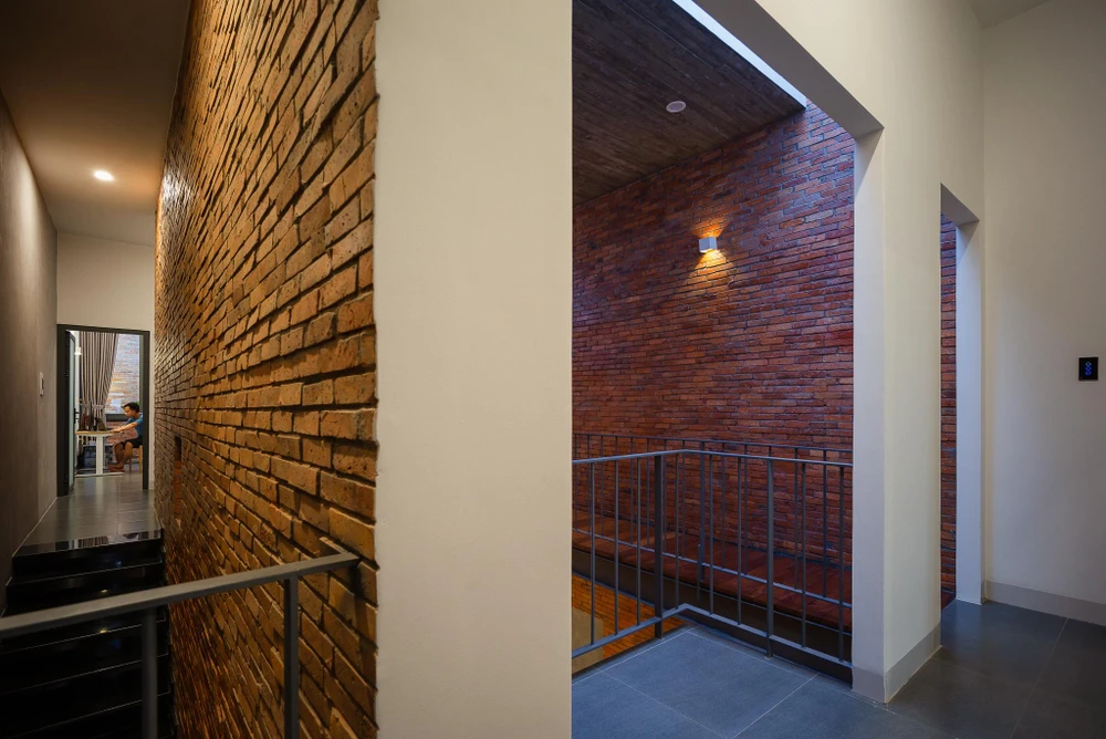 Ban công còn lại là không gian thư giãn của một phòng ngủ.