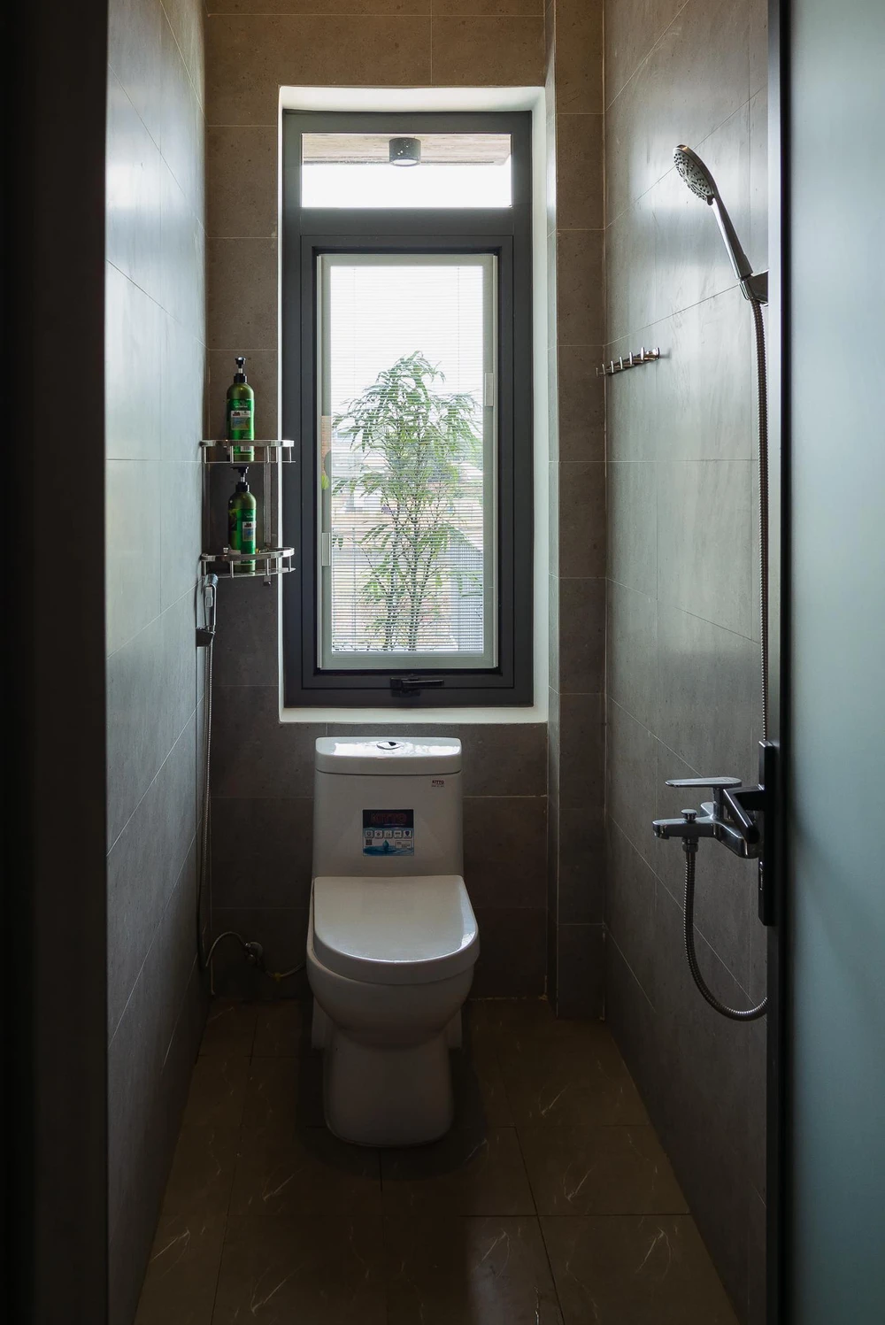 Mọi không gian trong nhà đều được chiếu sáng tự nhiên, kể cả nhà vệ sinh.