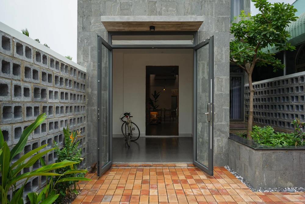 Chủ nhà mong muốn tổ ấm thiết kế kiến trúc mở và không gian nhà ở rộng rãi. Bên ngoài công trình kiến trúc sư sử dụng đá tự nhiên, khối bê tông và gạch thô.