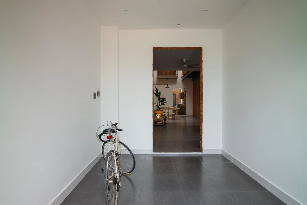 Để tạo ra cảm giác chuyển đổi không gian bên trong, kiến trúc sử dụng gạch thô cho sàn thay vì tường.