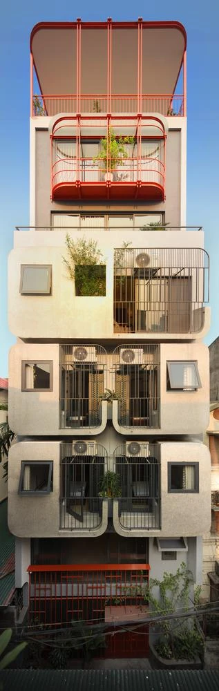 Jasmine house có diện tích sàn 700 m² nằm trong một ngõ nhỏ ở quận Ba Đình, TP Hà Nội.