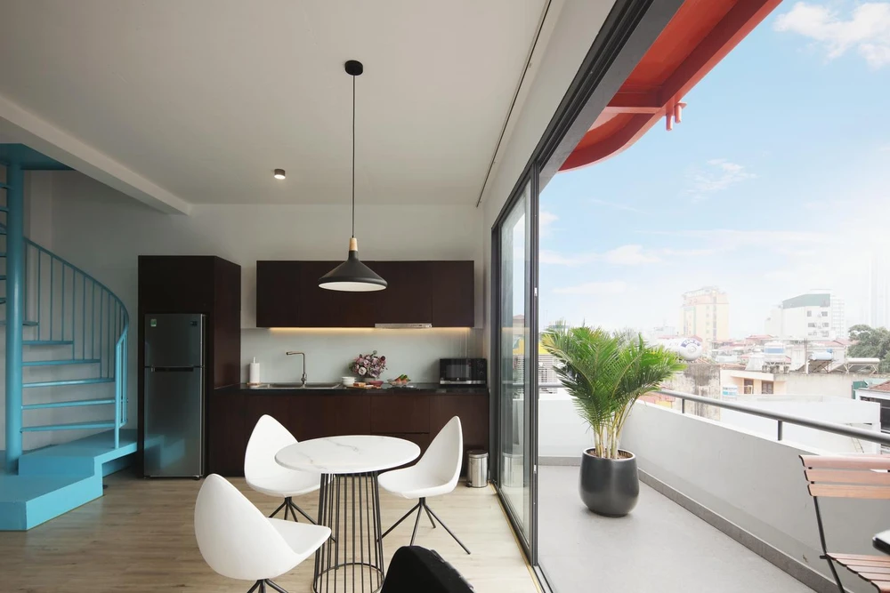 Ban công là sự kết hợp giữa không gian bên trong và bên ngoài; nó có thể là một không gian thư giãn hoặc không gian đọc sách.