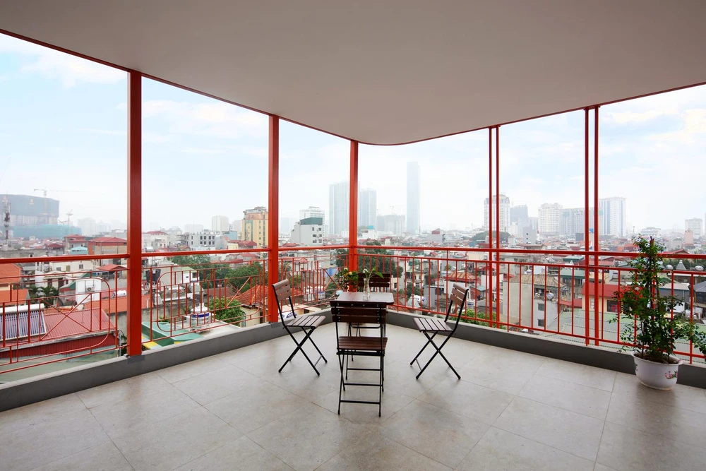 Không gian bán công cộng được thiết kế riêng cho từng căn hộ nhưng những người sống trong các căn hộ liền kề vẫn có thể tiếp xúc với nhau.