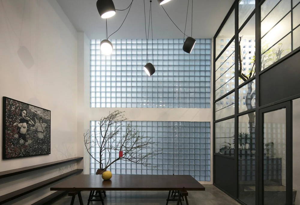 Không gian sinh hoạt chung, bố trí bên cạnh giếng trời.