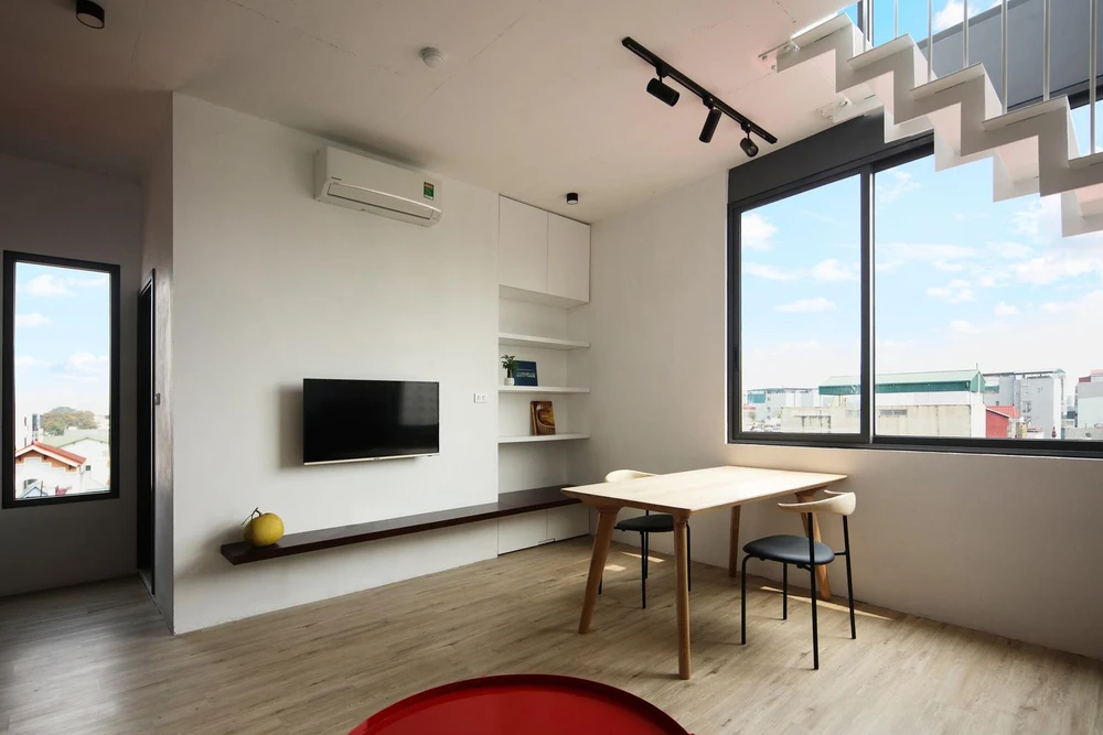 Kiến trúc sư của VUUV Architecture and Interior Design đã thiết kế ban công như một lớp đệm bảo vệ không gian chính trong căn hộ bởi ánh nắng trực tiếp từ mặt trời hướng tây.