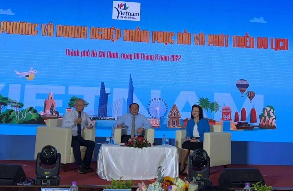 Bộ trưởng Bộ VH-TT&amp; DL cùng các đơn vị lắng nghe ý kiến của nhiều doanh nghiệp, địa phương.